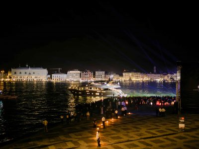 Monte Carlo Yachts 96 “uguale ma diverso”. La festa per il varo e prime impressioni di navigazione
