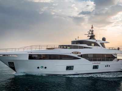 Gulf Craft Majesty 100, 31 metri con Sky Lounge. Il debutto europeo sarà a Cannes