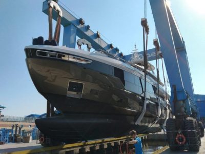 Scende in acqua il secondo Azimut Grande Trideck