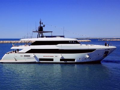 Scende in acqua M/Y Renewal 3, il Navetta 33 di Custom Line
