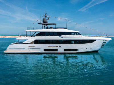 M/Y Familia: varato il ventisettesimo Custom Line Navetta 33