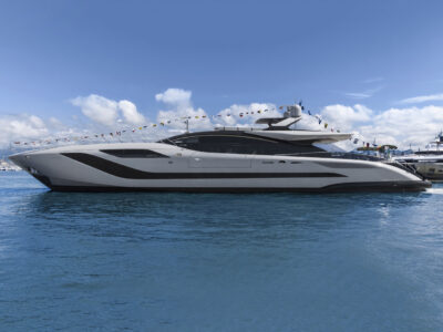 A Viareggio battesimo dell’acqua per il terzo Mangusta 165 REV