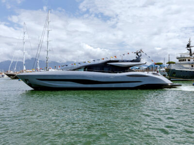 Mangusta Yachts vara la settima unità del Mangusta 104 REV