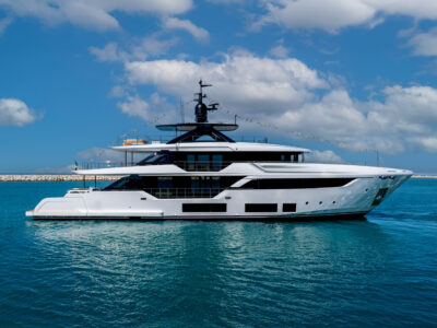Custom Line Navetta 38: scende in mare il terzo esemplare